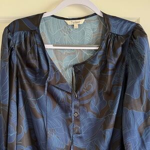 Tucker Juliette Navy Floral V-Neck Silk Blouse Ruffled Cuffs Size Large